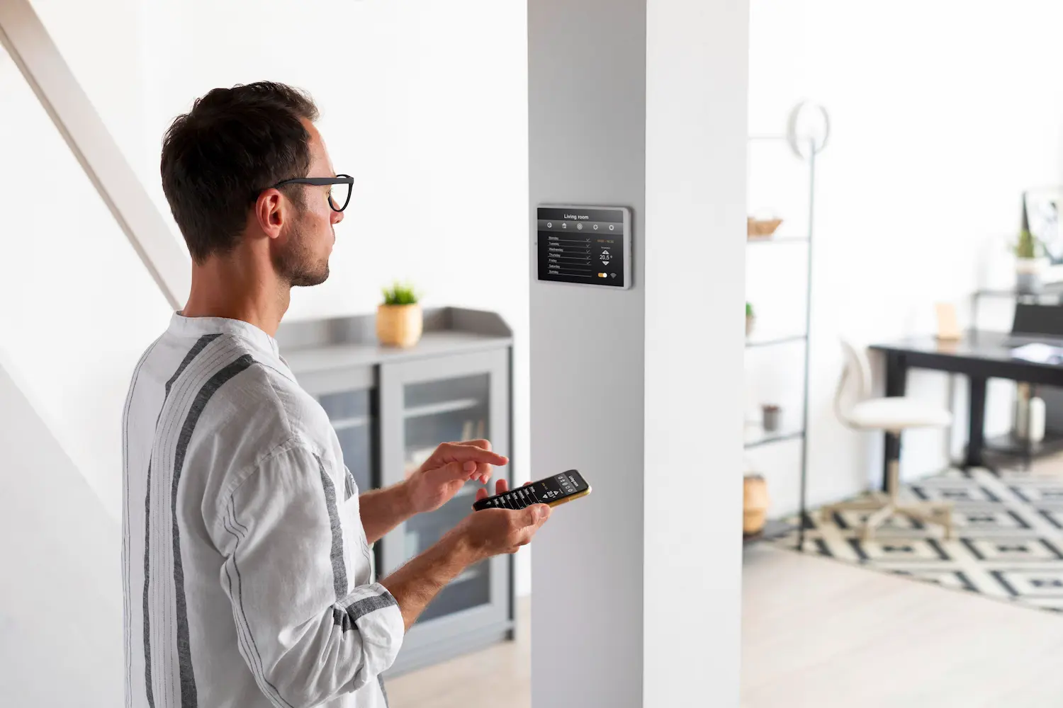 Technicien AVISE Réunion installant un système d'alarme de sécurité professionnel